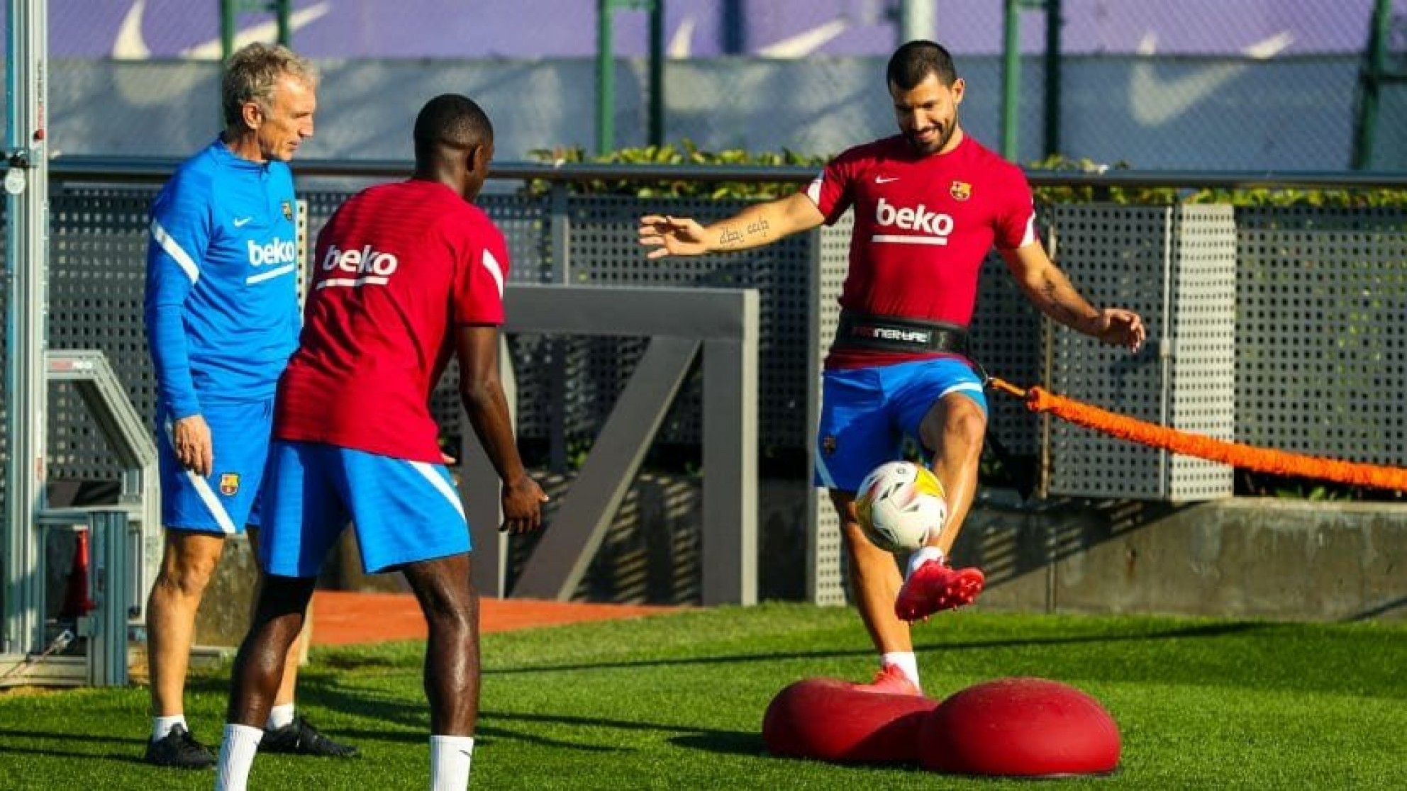 El Kun Agüero volvió a entrenarse con el Barcelona
